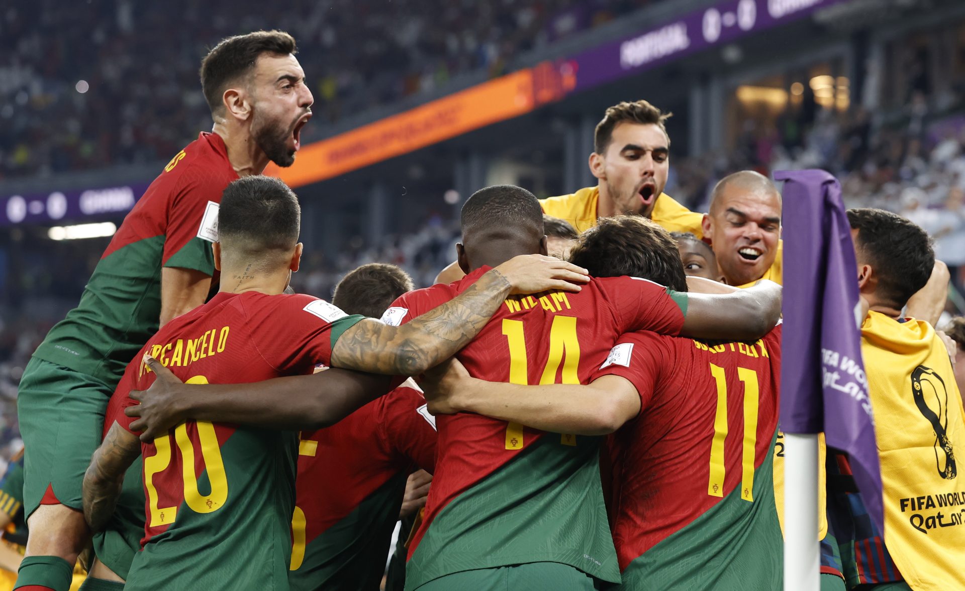 Los jugadores de Portugal celebran el 1-0