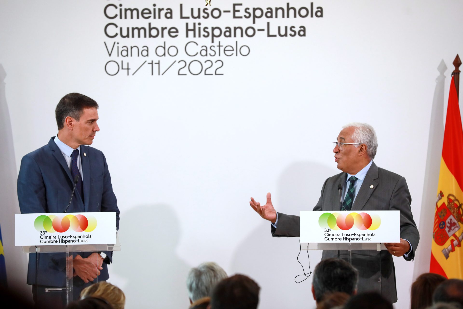 El presidente de España, Pedro Sánchez (i), y el primer ministro de Portugal, António Costa, durante la Cumbre Hispano-Lusa en Viana do Castelo (Portugal). EFE/Estela Silva