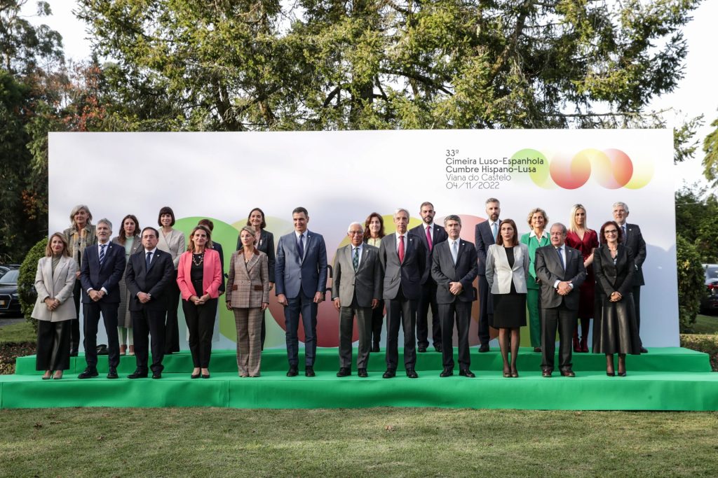 Foto de familia de las personalidades presentes en la Cumbre Hispano-Lusa en Viana do Castelo (Portugal).