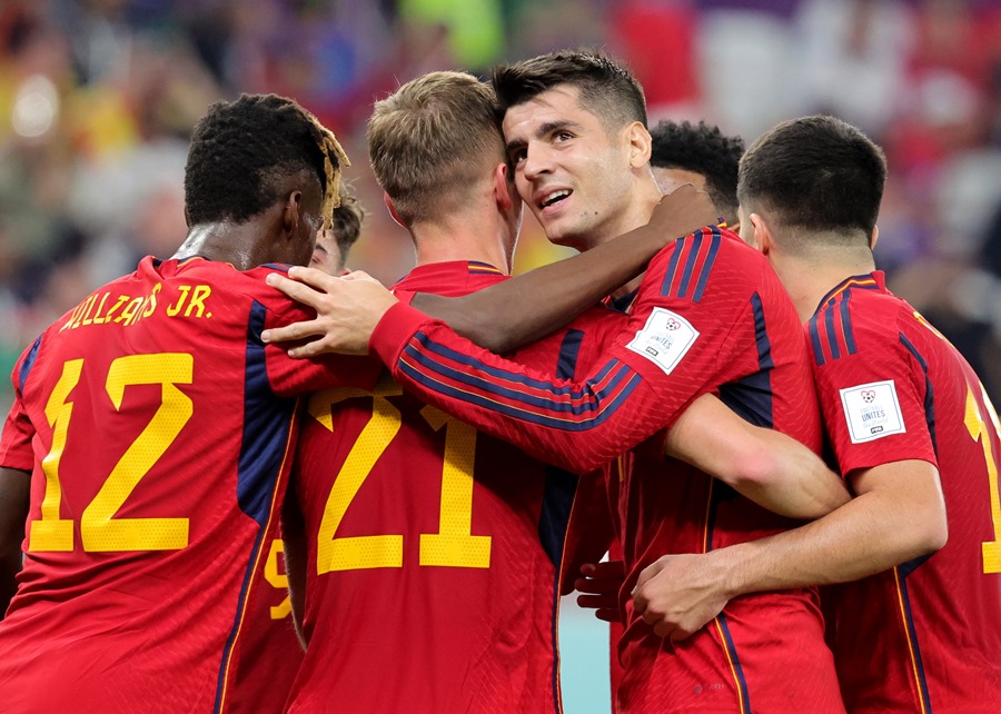 Jogadoraes da Espanha comemoram após marcar m gol contra a Costa Rica nesta quarta-feira. EFE/Abir Sultan