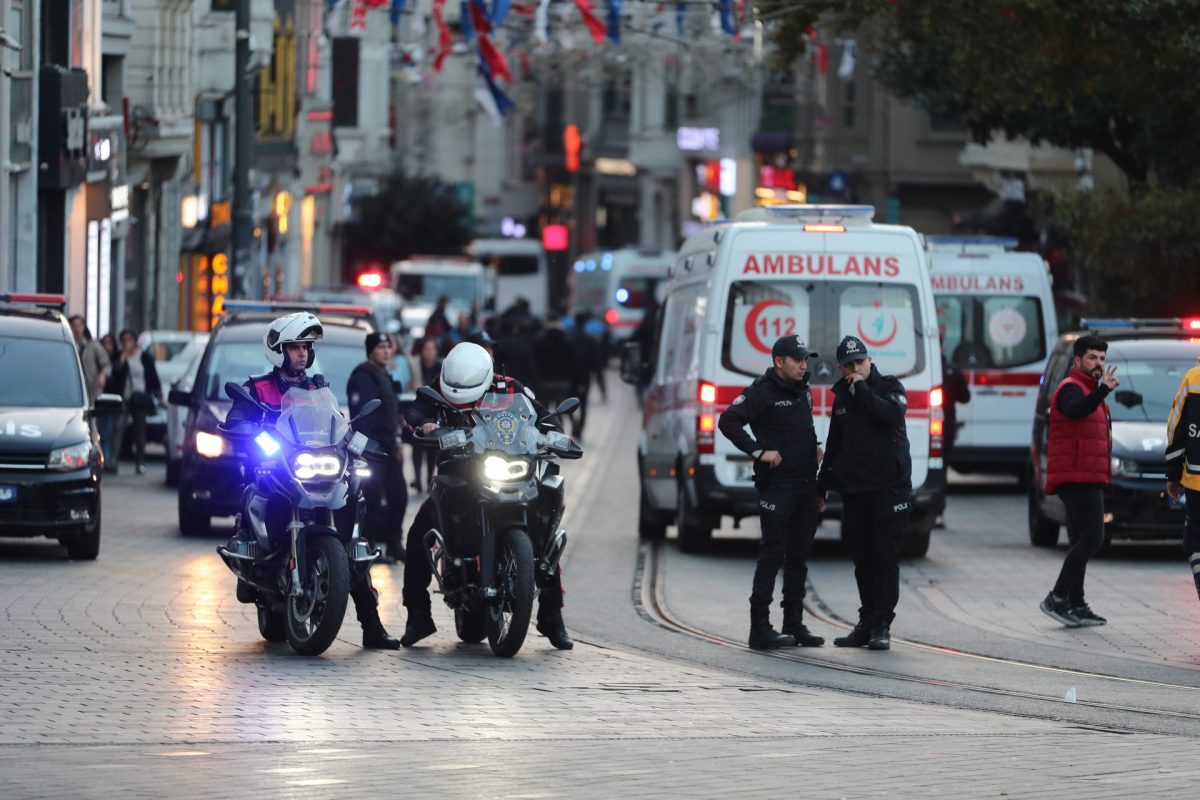 Policías turcos intentan asegurar la zona tras una explosión en la calle Istiklal de Estambul