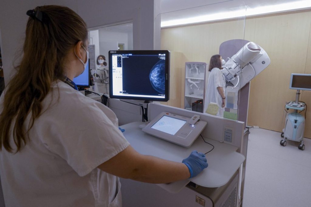 Una prueba de mamografía. Un fármaco puede evitar metástasis en algunos tipos de cáncer