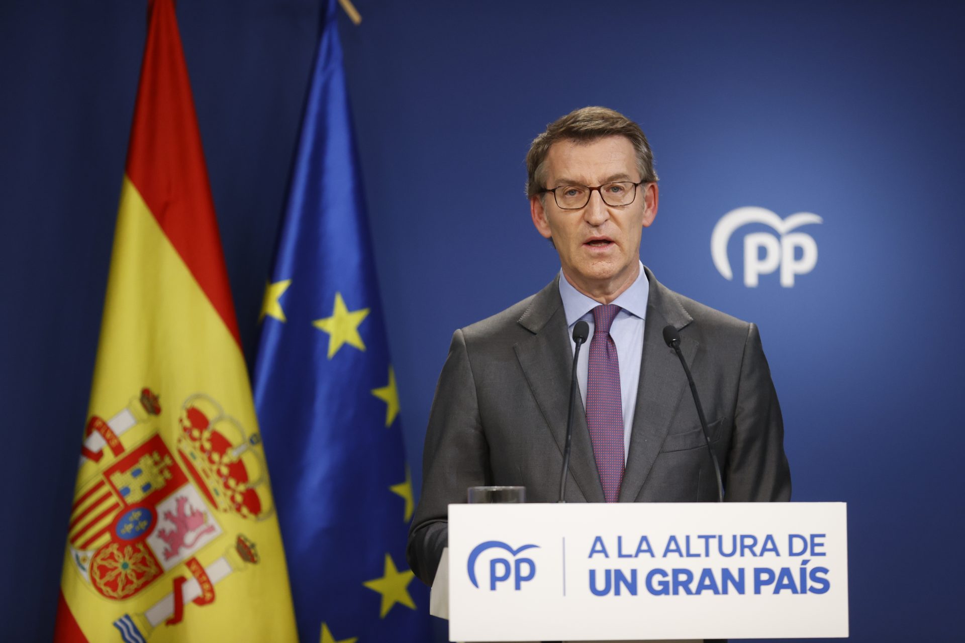 El presidente del Partido Popular (PP), Alberto Núñez Feijóo, realiza una declaración institucional este viernes en Madrid.
