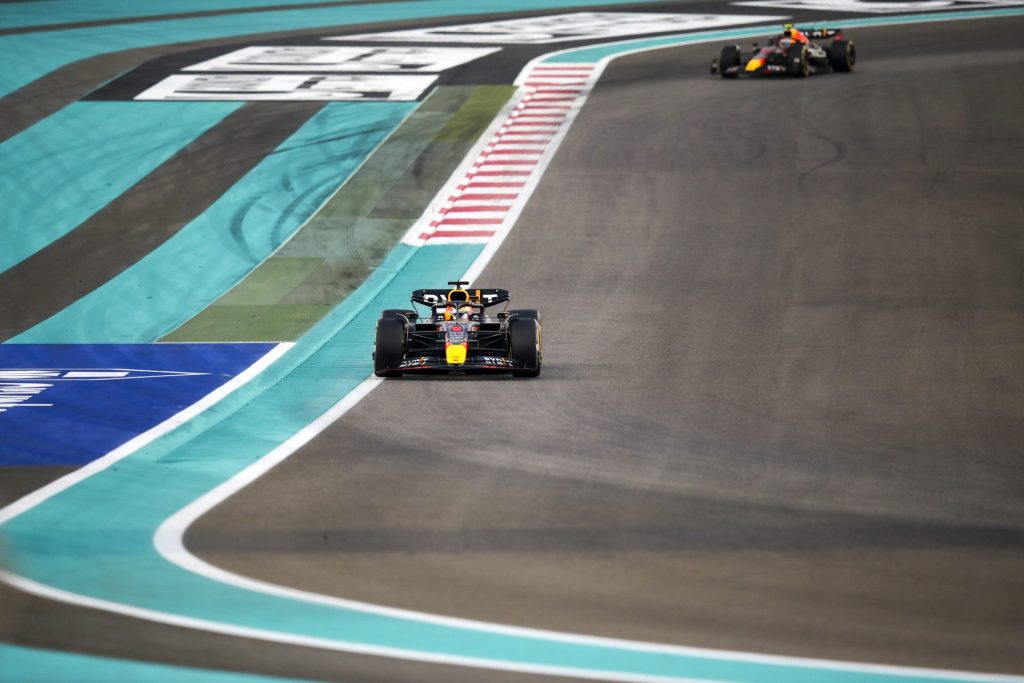 Fórmula Uno: Verstappen pone el broche, Ferrari sonríe y Pérez se queda a punto
