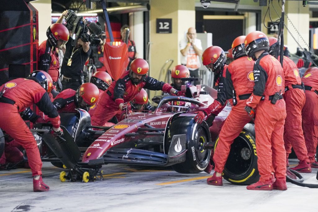 Fórmula Uno: Verstappen pone el broche, Ferrari sonríe y Pérez se queda a punto