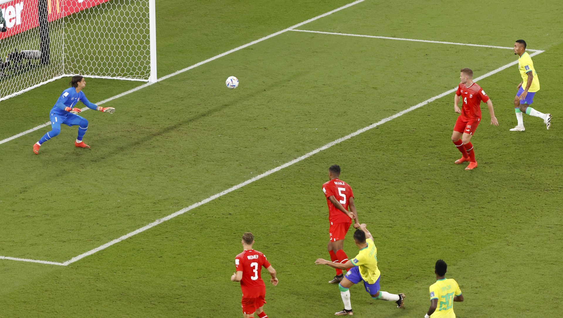 El jugador brasileño Casemiro marca un gol ante el Suiza en el Mundial de Qatar 2022.