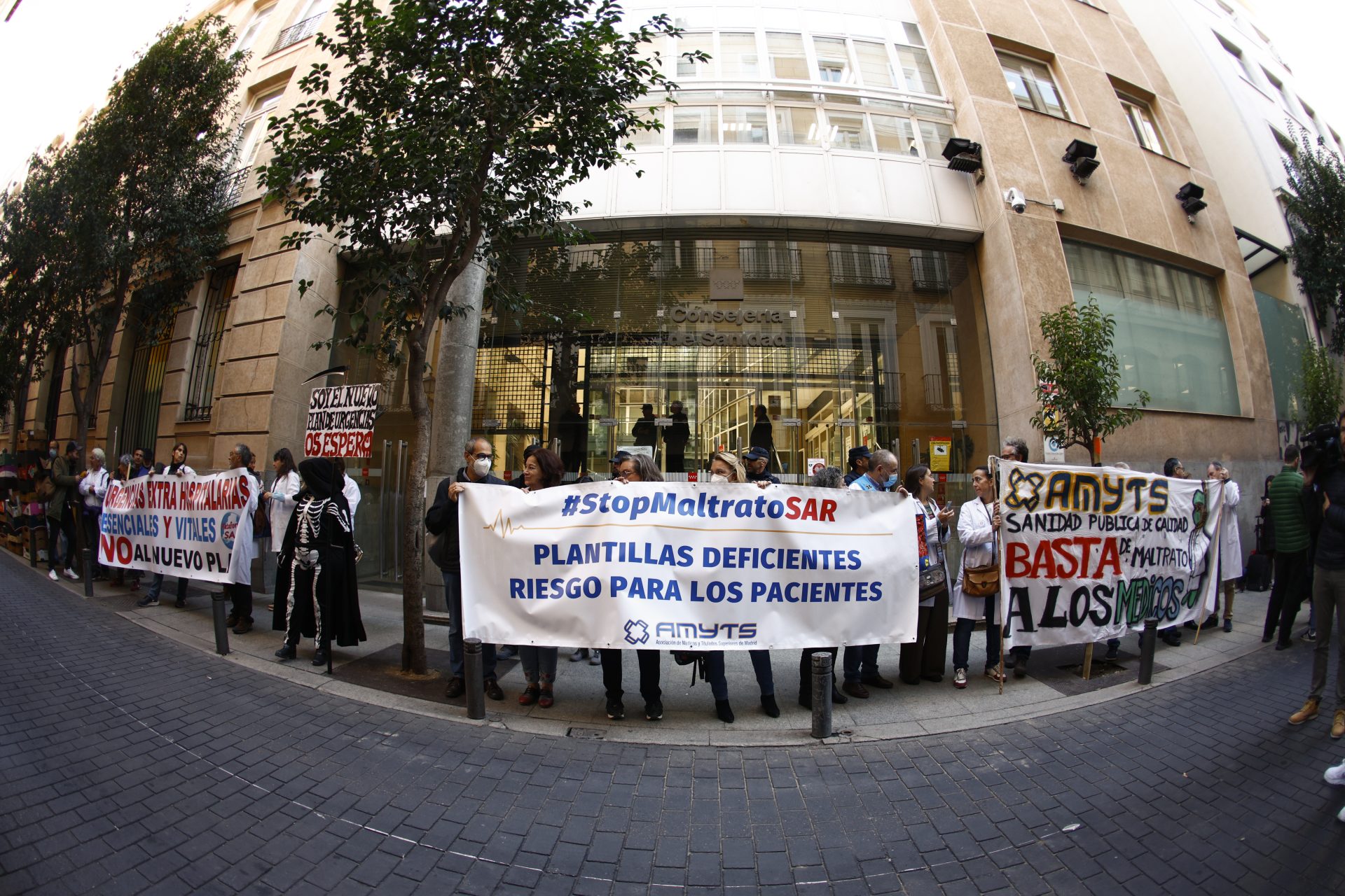 Médicos de urgencias extrahospitalarias de Atención Primaria de Madrid participan este lunes en una concentración frente a la sede de la Consejería de Sanidad en Madrid, organizada por el sindicato médico Amyts.