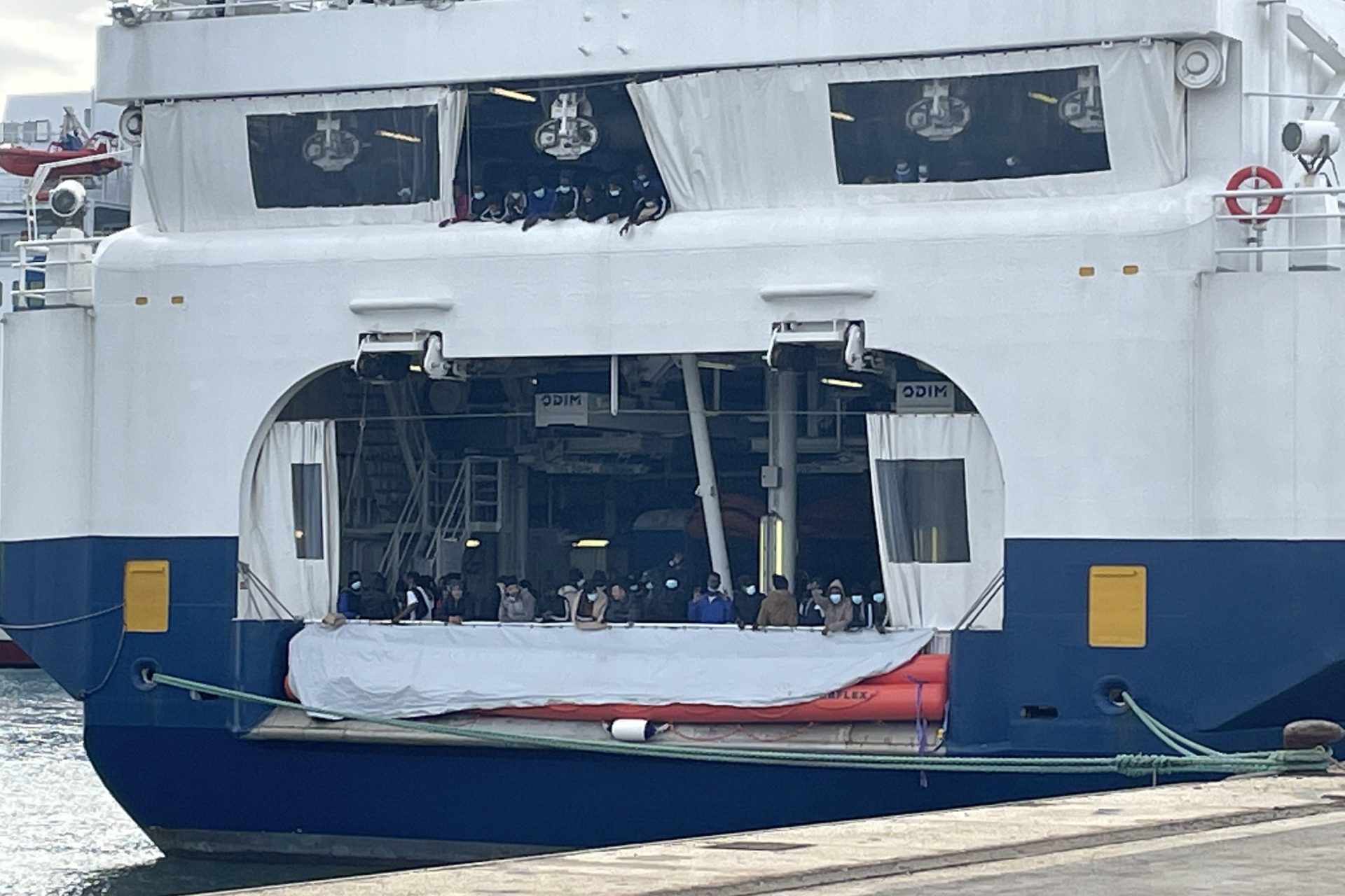 El barco Geo Barents de Médicos Sin Fronteras con cientos de inmigrantes a bordo en Italia.