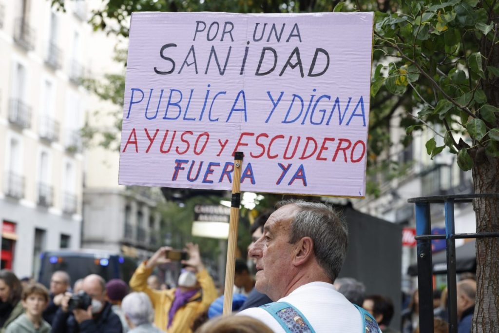 Vecinos de Madrid se manifiestan contra la destrucción de la sanidad pública