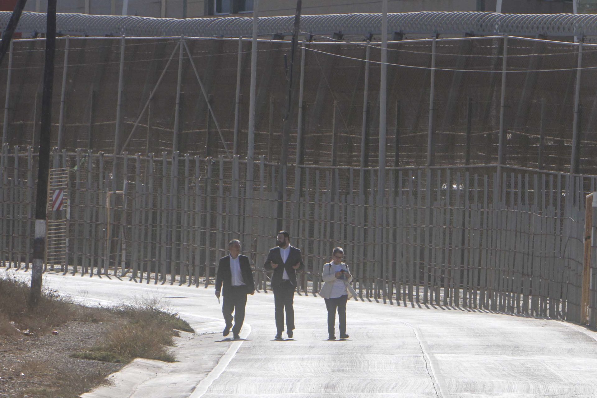 (De i-d) Enrique Santiago (Unidas Podemos), Jon Iñarritu, (EH Bildu), María Carvalho (ERC), tres de los diputados de la Comisión de Interior que se han desplazado este lunes a la frontera de Melilla con Nador para visitar el paso fronterizo.