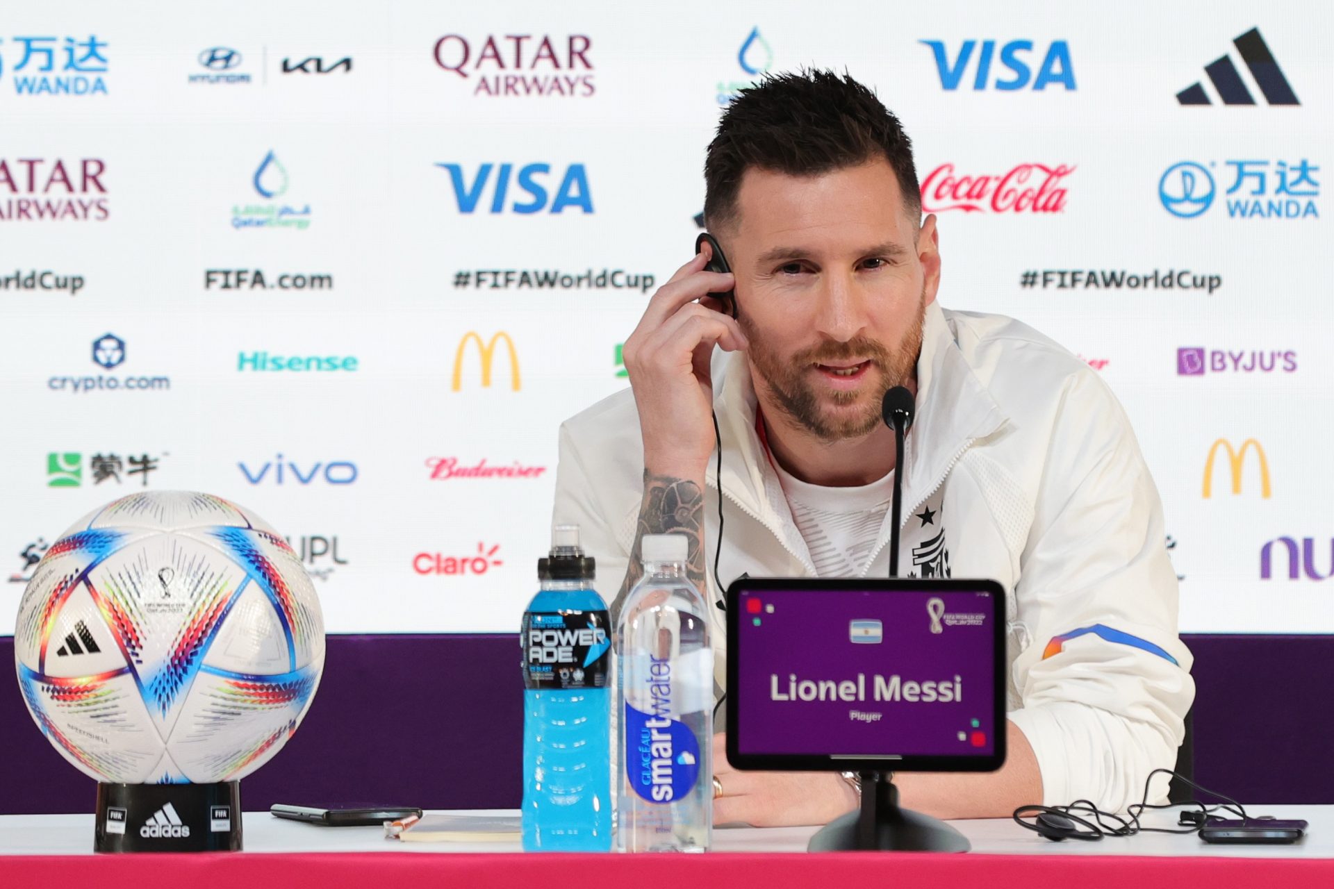 El delantero de la selección argentina Lionel Messi en la rueda de prensa en el marco de la celebración del Mundial de Qatar 2022.