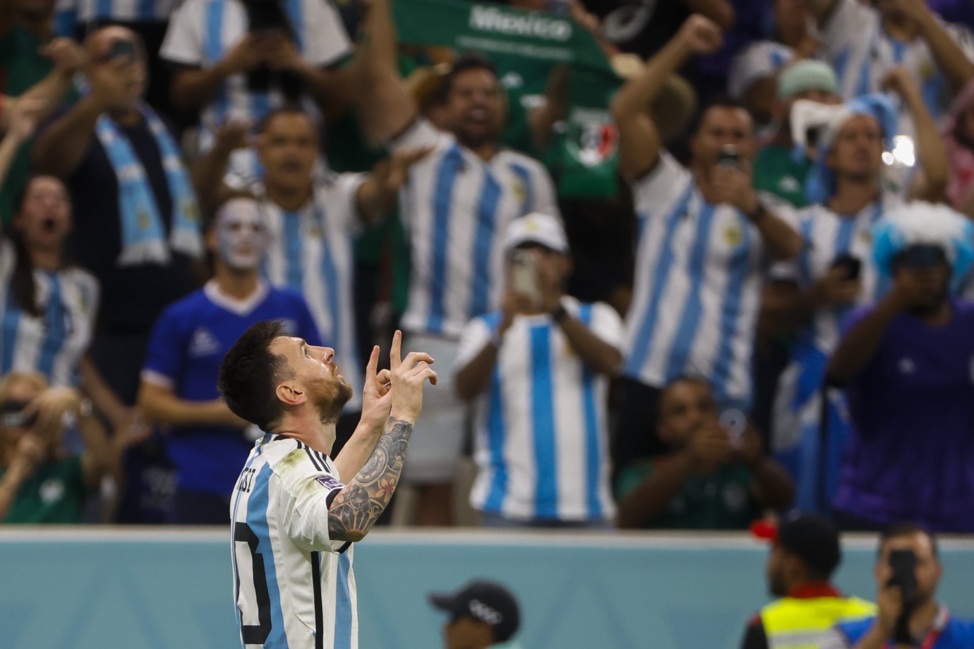 Lionel Messi de Argentina celebra un gol