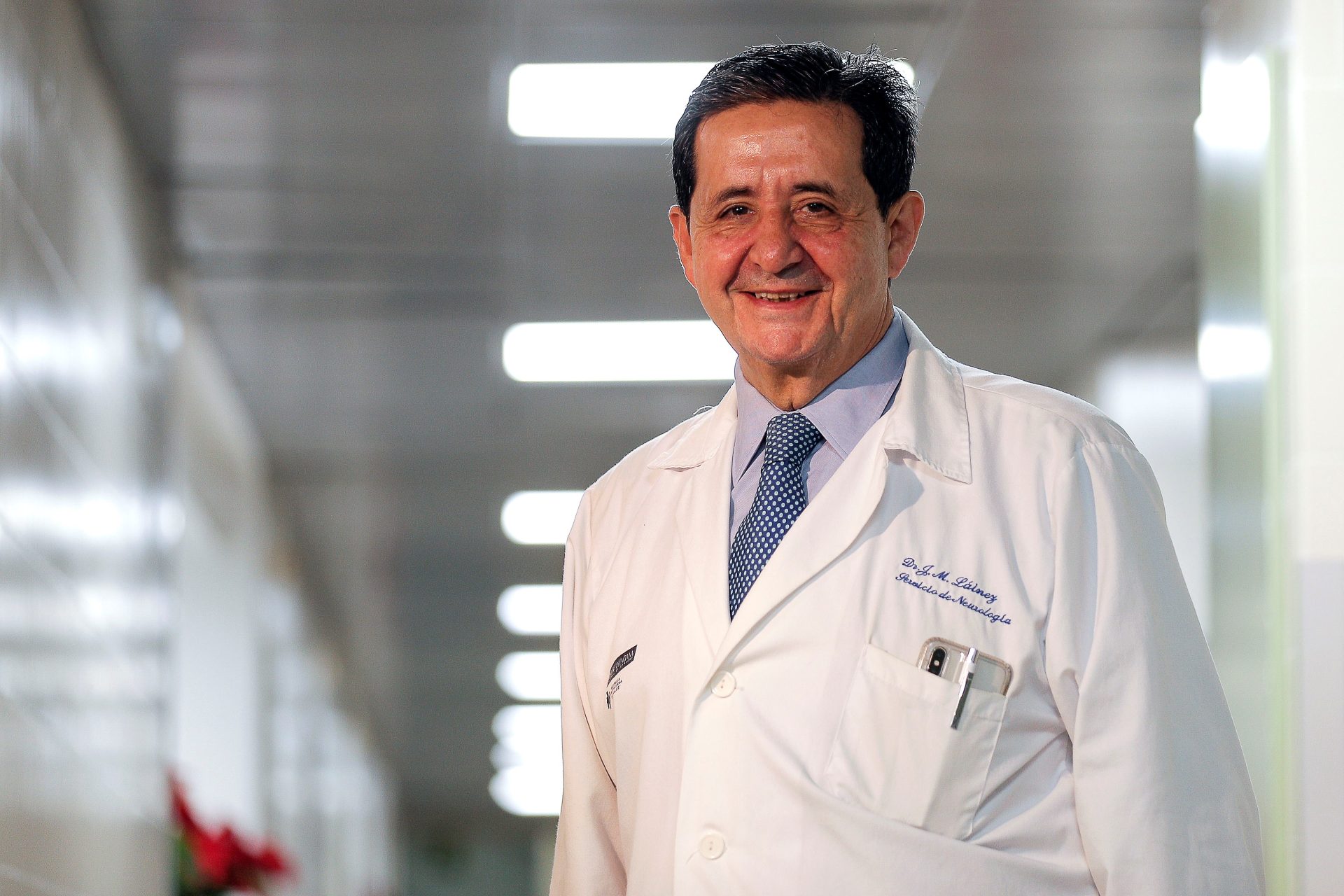 El jefe del Servicio de Neurología del Hospital Clínico Universitario de Valencia y presidente de la Sociedad Española de Neurología (SEN), José Miguel Láinez, que señala que el principal problema es la falta de diagnóstico de la migraña.
