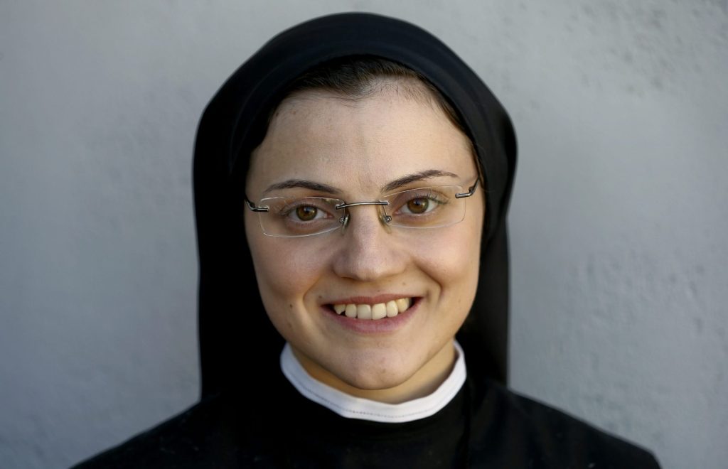 La monja que ganó "La Voz" en Italia cuelga los hábitos y trabaja en España de camarera