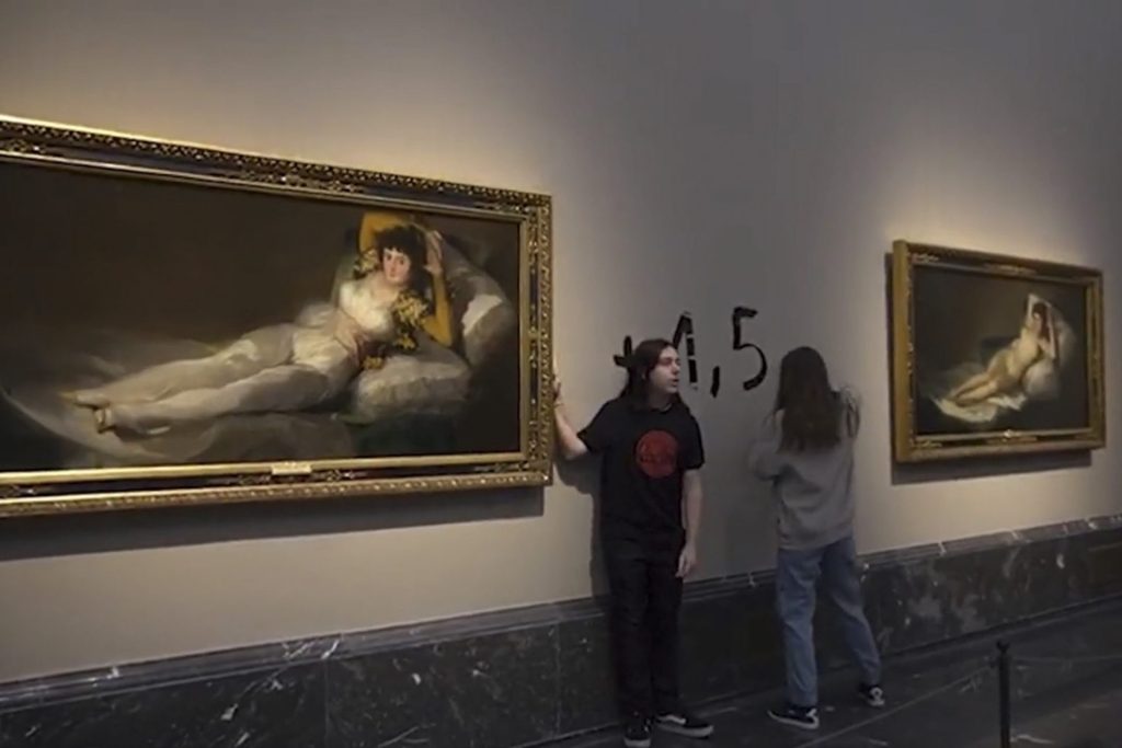 Captura de vídeo del momento en el que dos activistas de la organización Futuro Vegetal se han pegado a los marcos de los cuadros de "La maja vestida" y "La maja desnuda" del Museo del Prado. EFE/Futuro Vegetal
