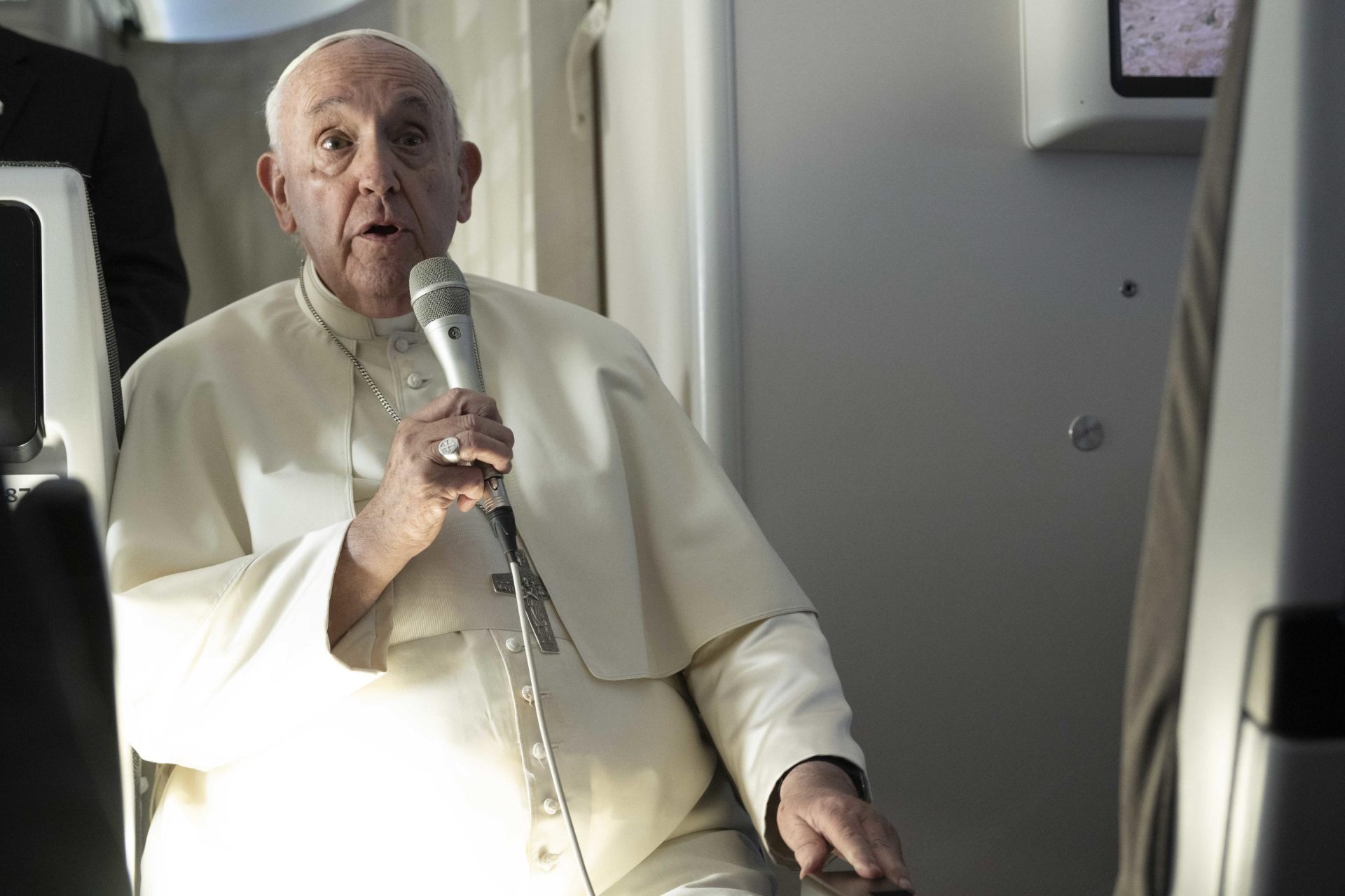 El papa Francisco, a bordo del avión papal, donde ha dicho que Europa necesita una política de migrantes consensuada entre los países.