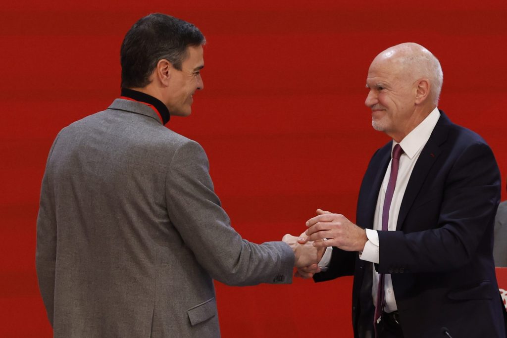El presidente de Gobierno y secretario general del PSOE, Pedro Sánchez (i) y el hasta ahora presidente de la Internacional Socialista, Yorgos Papandréu durante el XXVI Congreso de la formación.