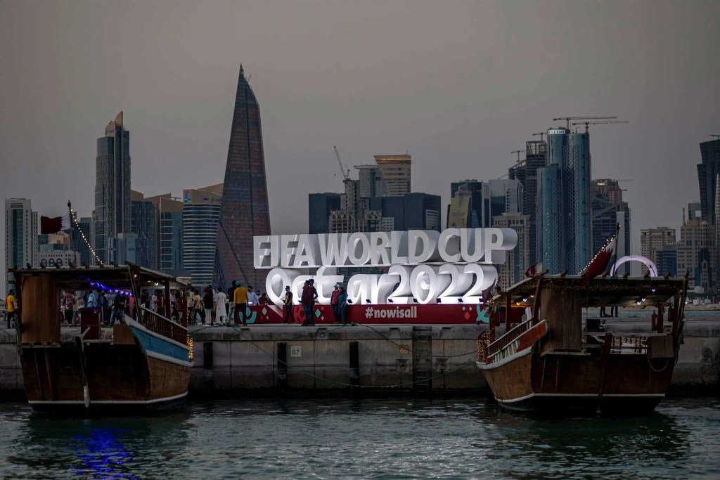 Letrero del Mundial de Qatar 2022 en la bahía de Doha