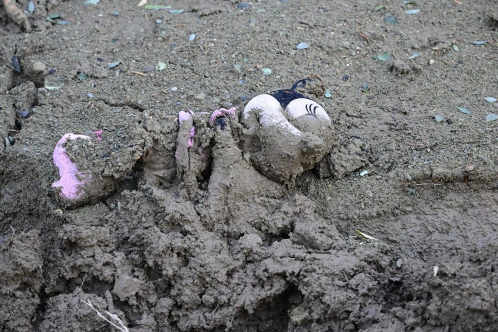 Un muñeco lleno de barro en la riada de Italia