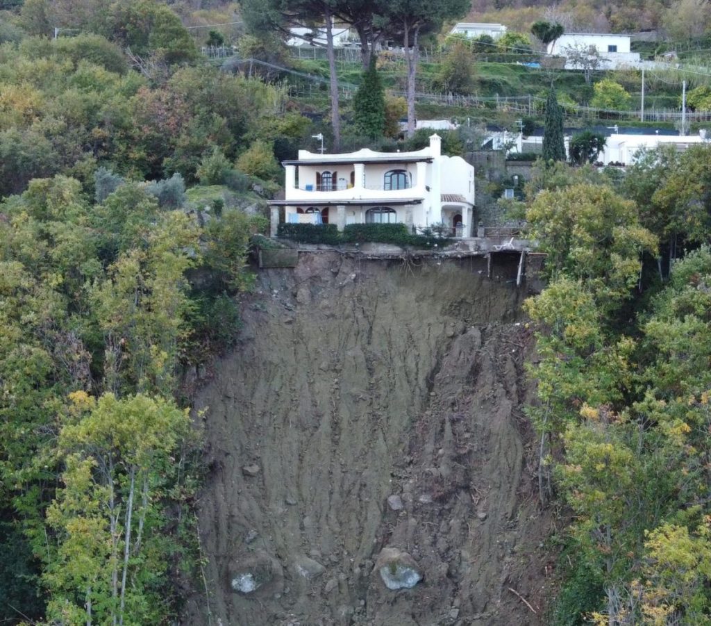 Una casa tras la riada de Ischia (Italia)