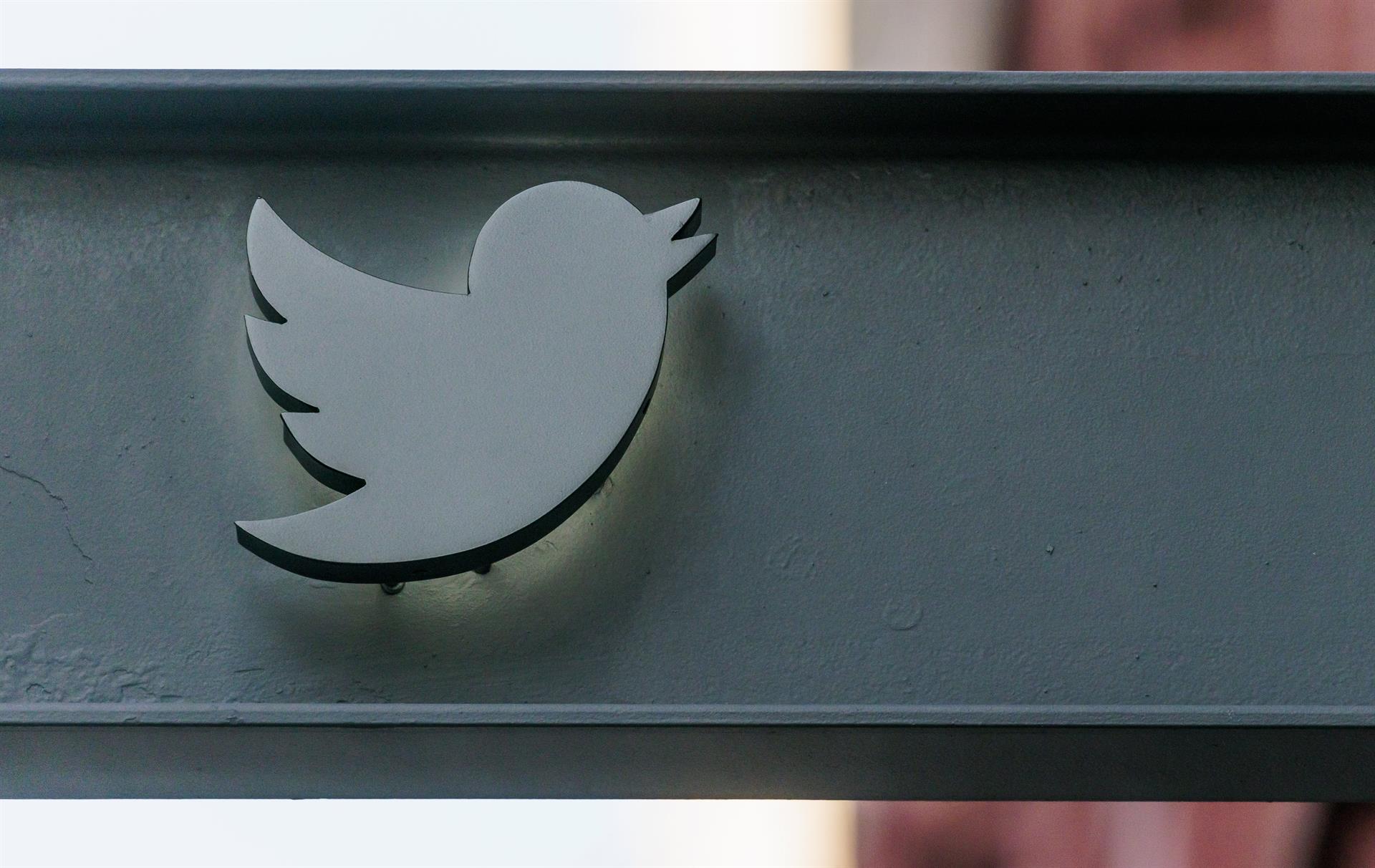 Vista del logo de Twitter en sus instalaciones de Nueva York, el 4 de noviembre de 2022. EFE/Justin Lane