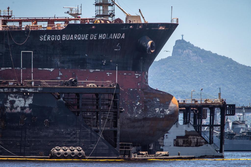 Fotografía de un barco petrolero anclado en un puerto, el 21 de noviembre de 2022, en Río de Janeiro (Brasil). EFE/ Andre Coelho
