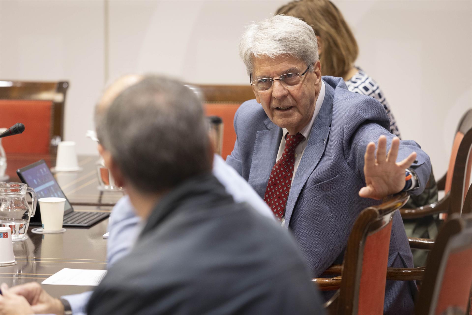 El consejero de Administraciones Públicas del Gobierno de Canarias, Julio Pérez, responde en comisión parlamentaria a preguntas de los diputados. EFE/Miguel Barreto