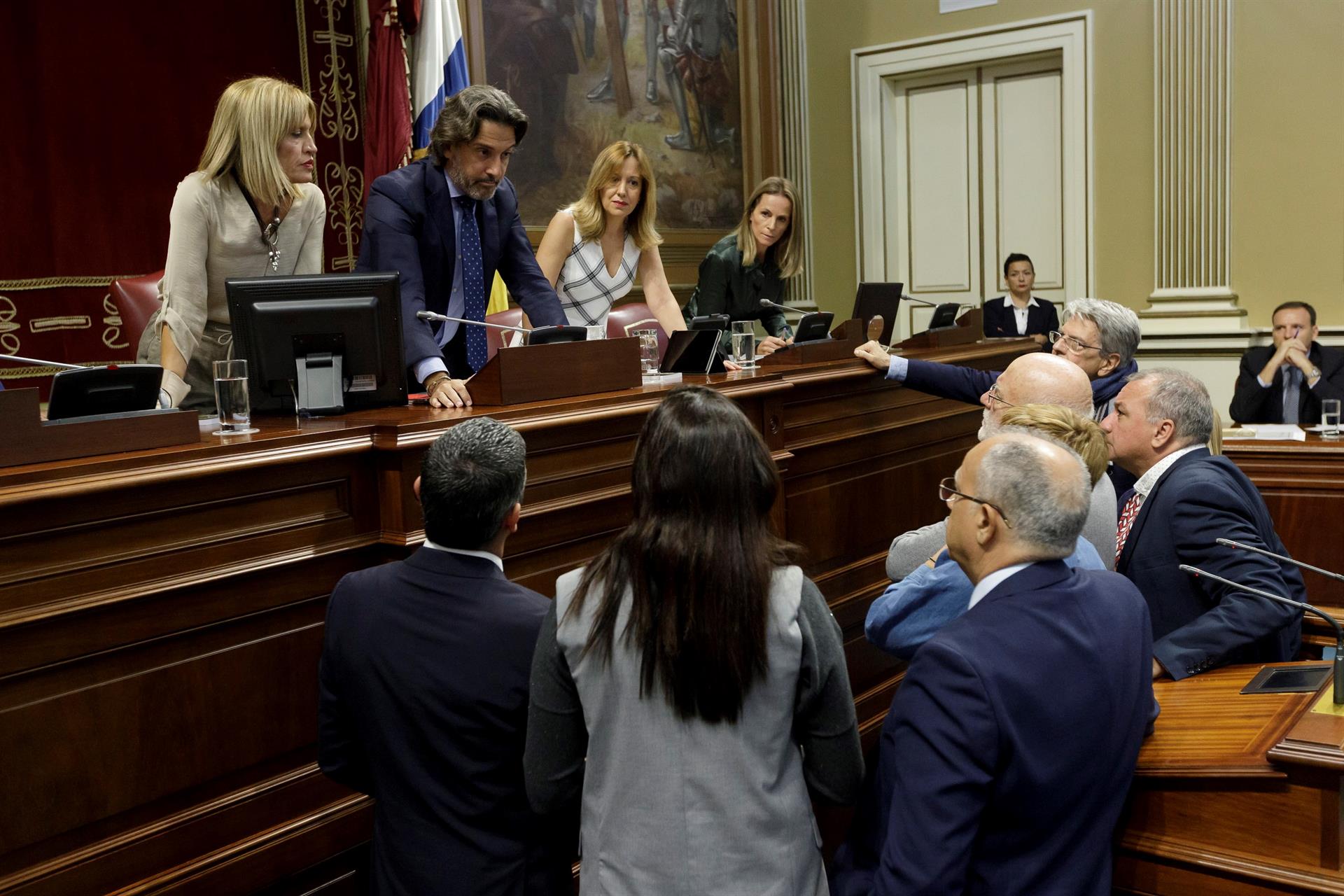 El presidente del Parlamento de Canarias, Gustavo Matos (2i), conversa con los portavoces de los grupos políticos en una imagen de archivo. EFE/Ramón de la Rocha