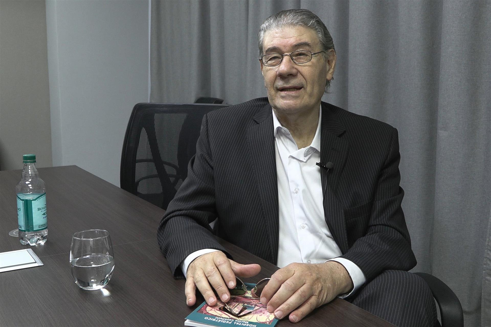 El periodista y locutor uruguayo Víctor Hugo Morales habla en una entrevista con EFE del Mundial de Qatar en la ciudad de Santiago del Estero (Argentina).