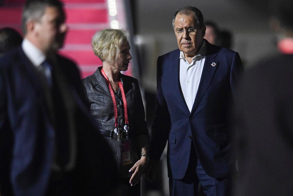 El Ministro de Asuntos Exteriores de Rusia, Sergei Lavrov (R), camina con la Embajadora de Rusia en Indonesia, Lyudmila Vorobieva, durante su llegada a la Cumbre del G20.