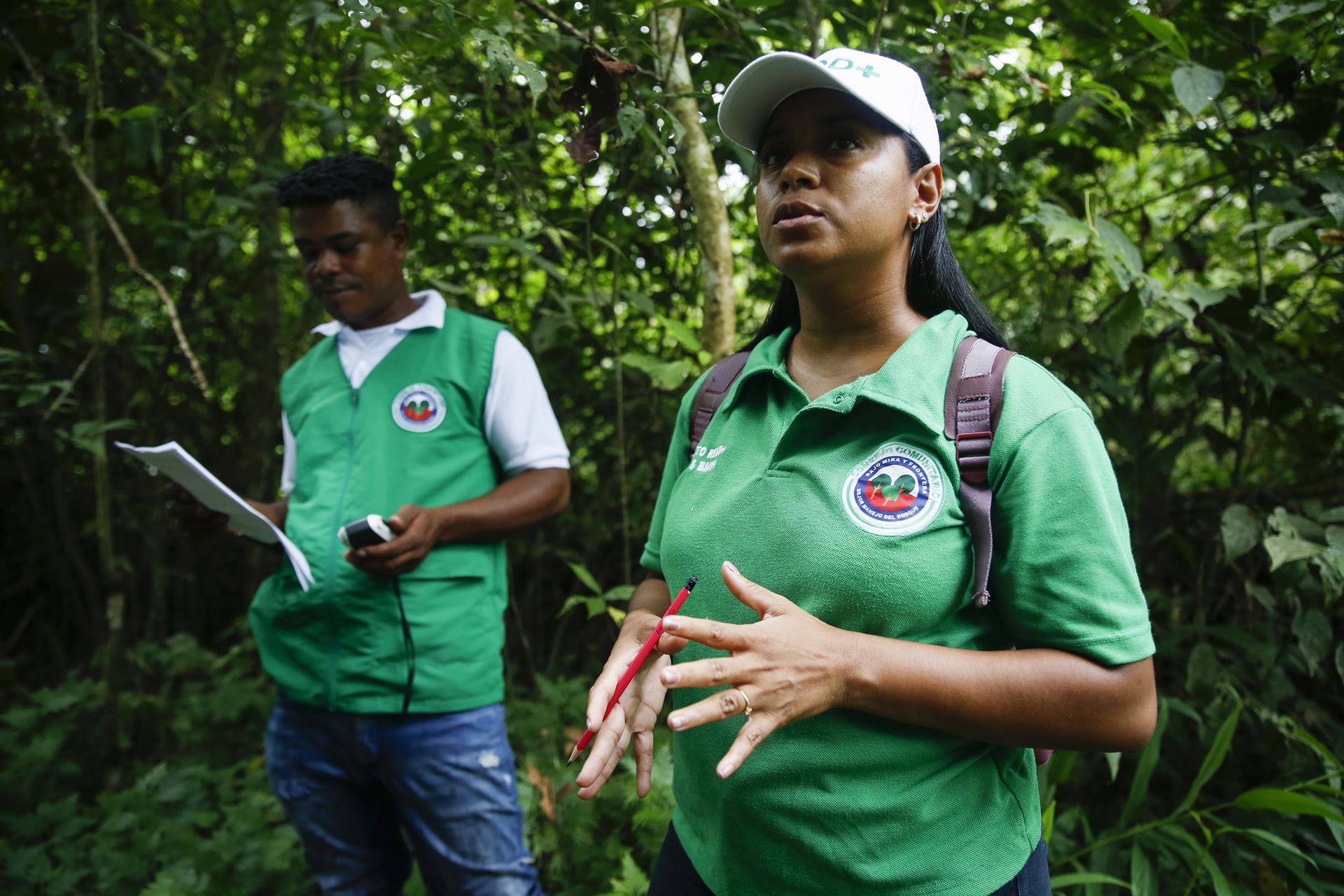 Rosa habla en una entrevista con EFE durante un recorrido por la selva, en Tumaco (Colombia). EFE/Ernesto Guzmán