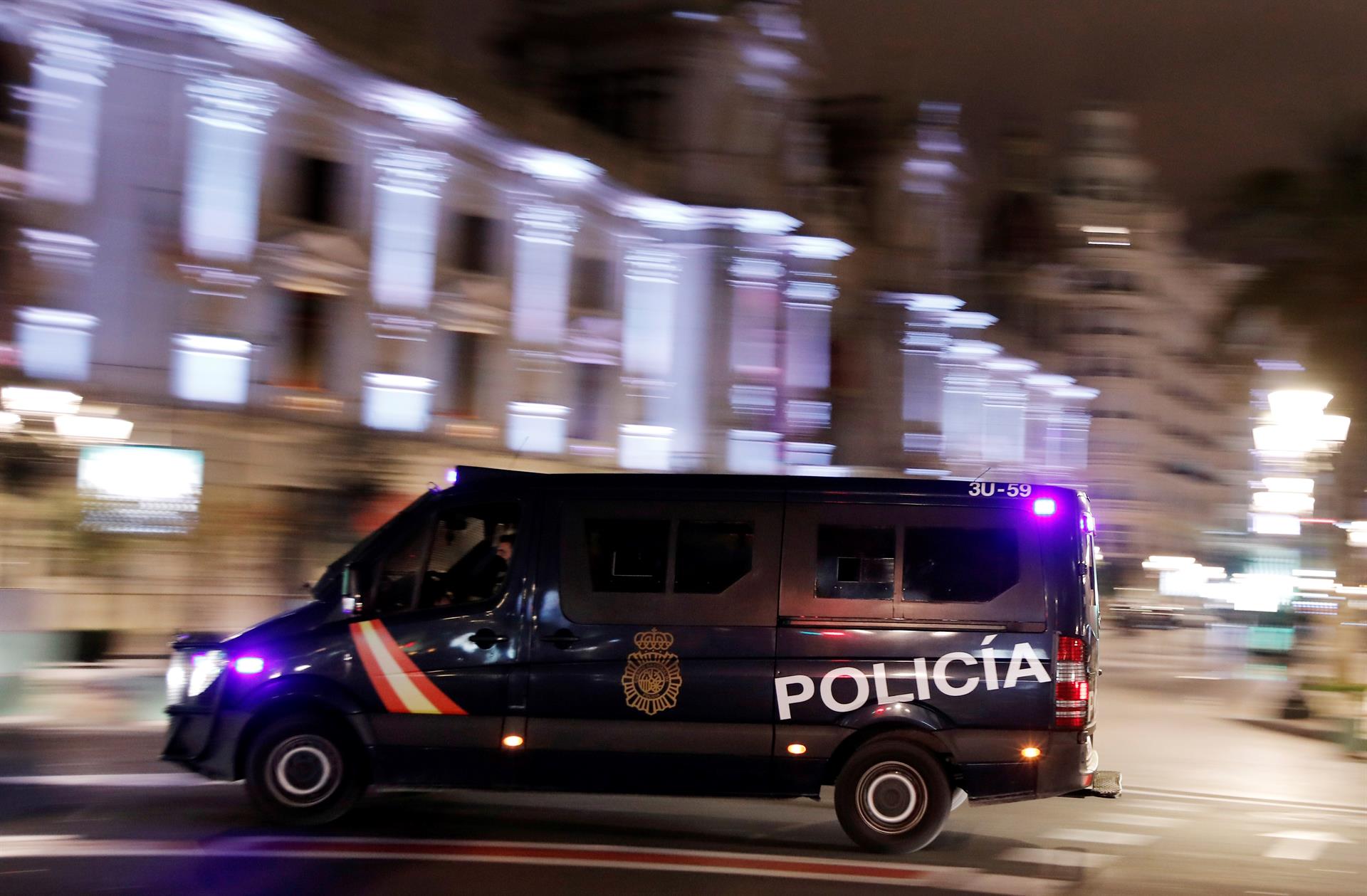 Un furgón de la policía nacional patrulla por el centro de la ciudad. EFE/Biel Aliño/Archivo