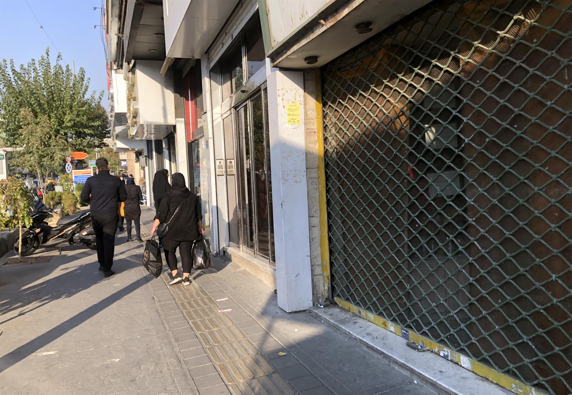 Tiendas cerradas en el centro de la ciudad capital de Teherán, Irán, durante las protestas.