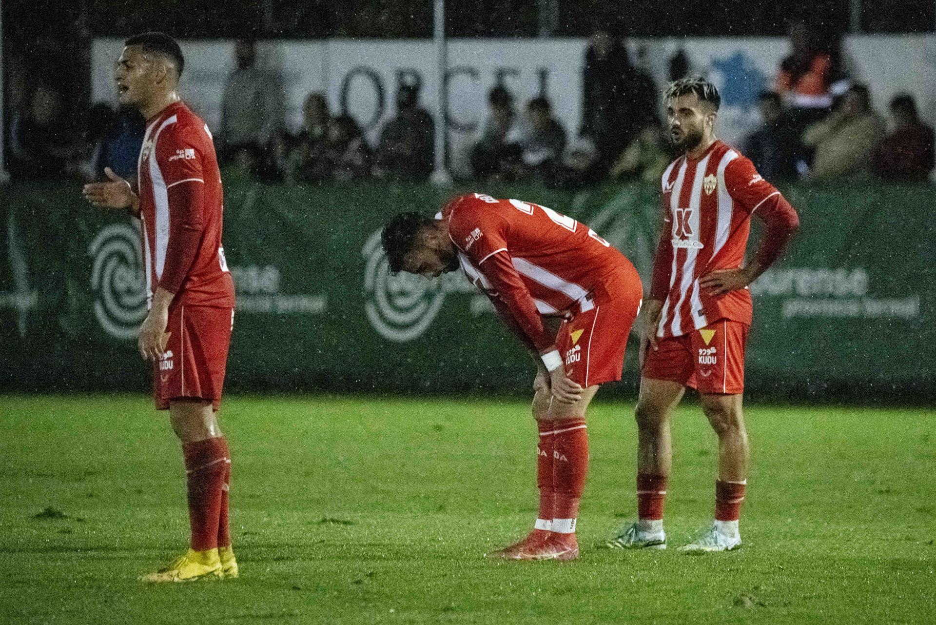 Los jugadores del Almería, se lamentan durante el encuentro correspondiente a la primera fase de la Copa del Rey disputado hoy domingo en el estadio O Espiñedo, en O Carballiño. EFE/ Brais Lorenzo