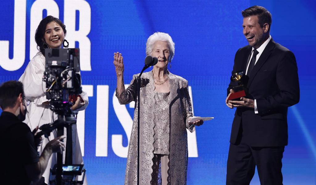 La cubana Ángela Álvarez (c) recibe el premio como Mejor Nuevo Artista, durante la 23ª edición de los Latin Grammy, en el Michelob ULTRA Arena de Las Vegas (EE.UU.), este 17 de noviembre de 2022. EFE/EPA/Etienne Laurent