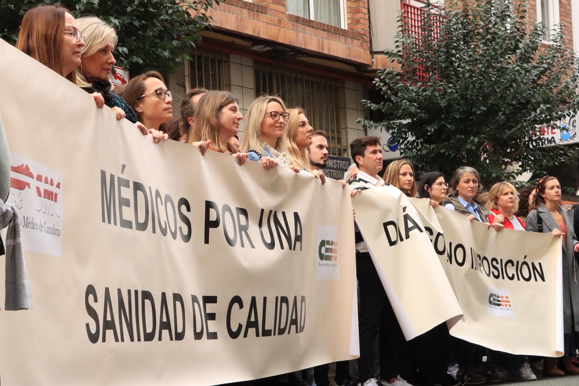 Imagen de la semana pasada de una concentración de médicos frente a la Consejería de Sanidad del Gobierno de Cantabria. EFE/ Celia Agüero