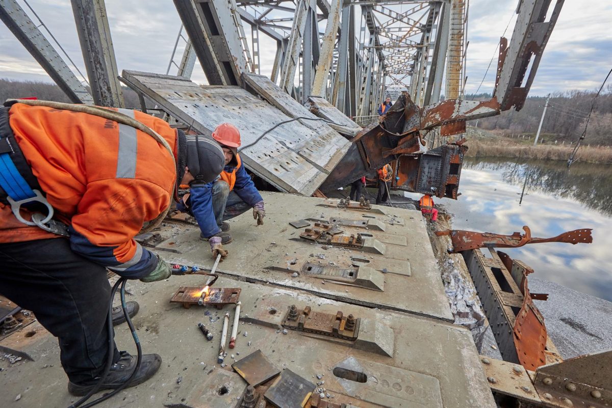 Imagen de un puente destruido en Ucrania por los ataques rusos.