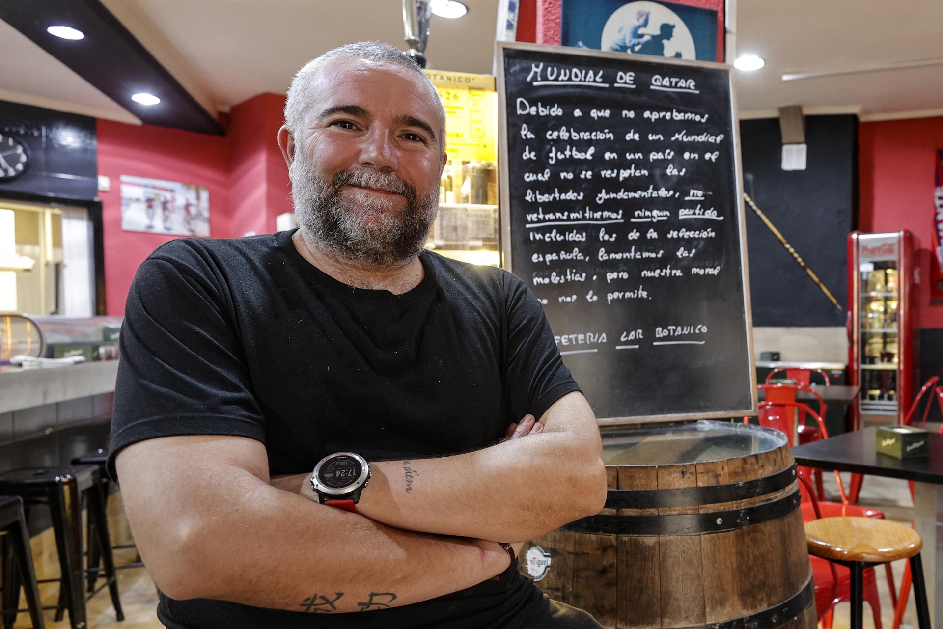 César Soler, propietario de la Cafetería Lar Botánico. EFE/Manuel Bruque