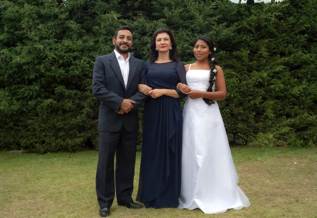 Fotograma cedido por TelevisaUnivision donde aparece el actor Luis Fernando Peña y las actrices Leticia Huijara (c) y Yalitza Aparicio (d) durante una escena de "La insomne". EFE/TelevisaUnivision