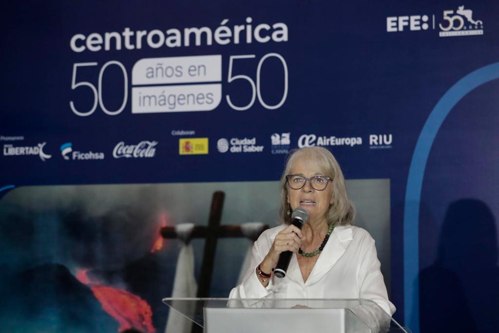 La presidenta de EFE, Gabriela Cañas, habla hoy durante la apertura de la exposición fotográfica "Centroamérica, 50 años en 50 imágenes", en el marco de la celebración de las cinco décadas de la agencia en la región, en el Museo de La Libertad en Ciudad de Panamá (Panamá). EFE/Bienvenido Velasco
