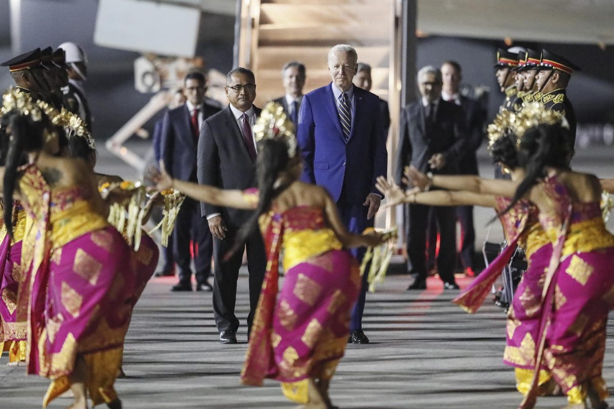 El presidente de EE. UU., Joe Biden (C), observa la actuación de bailarines balineses durante su llegada a la Cumbre del G20 en el aeropuerto internacional Ngurah Rai de Bali.