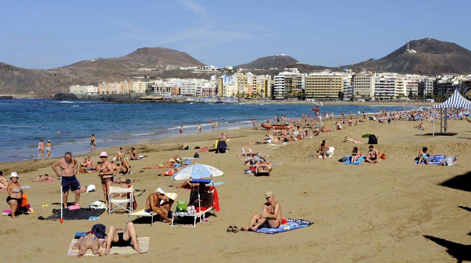 Numerosos turistas y vecinos de Las Palmas de Las Palmas de Gran Canaria disfrutan de un soleado día en la playa de Las Canteras. EFE/Elvira Urquijo A.