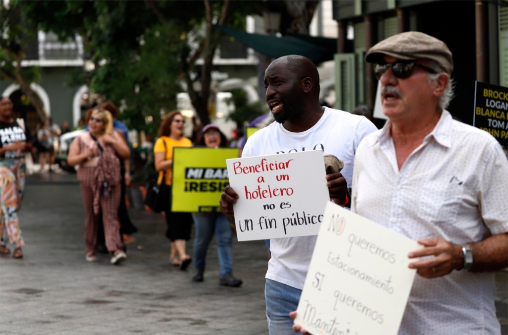 Miembros del colectivo Escambrón Unido sostienen pancartas durante una protesta contra la privatización de las playas, el 15 de noviembre de 2022, frente al Ayuntamiento de San Juan (Puerto Rico). EFE/ Thais Llorca
