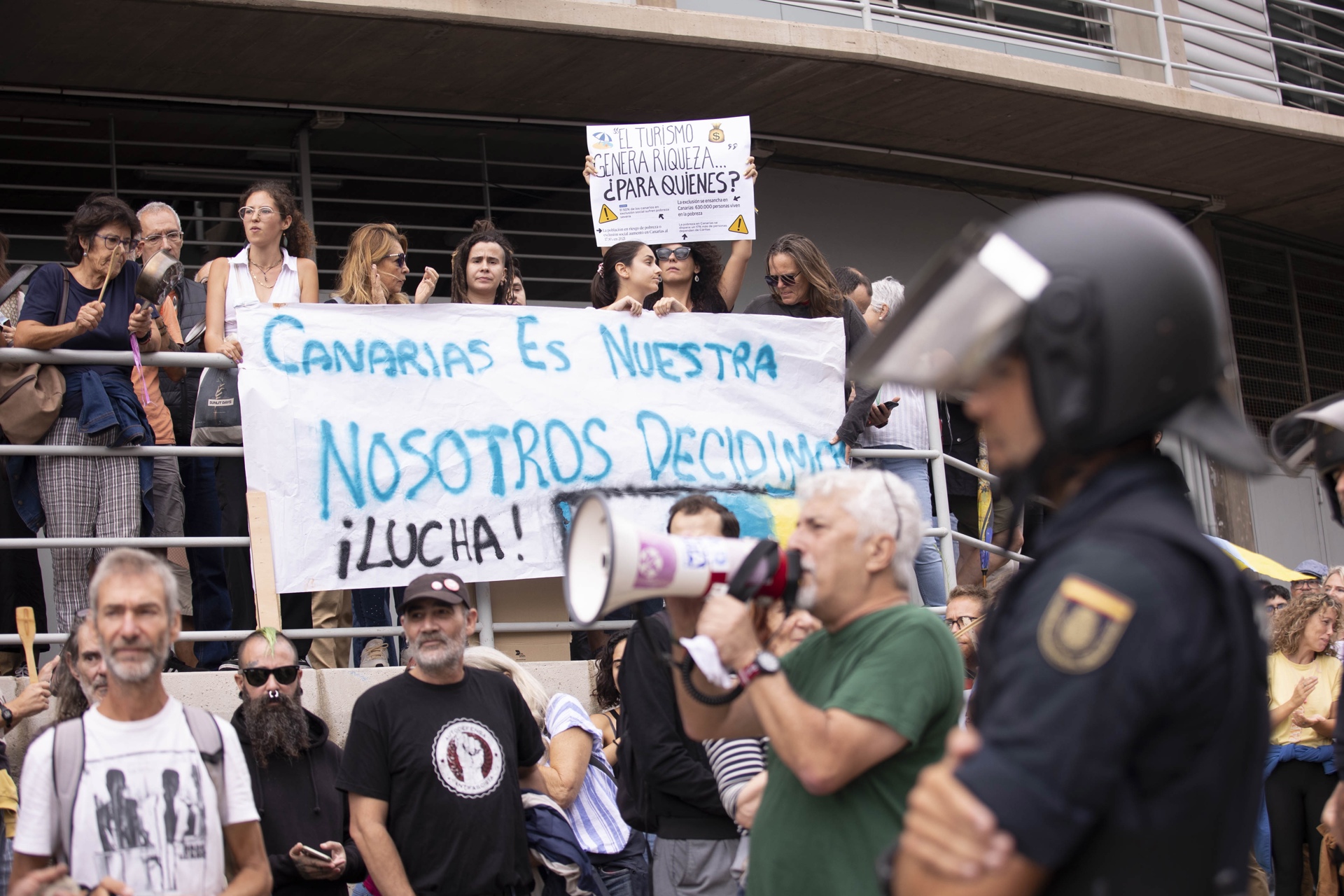 Foto de archivo de una manifestación en Santa Cruz de Tenerife contra la construcción del proyecto Cuna del Alma en Adeje. EFE/Miguel Barreto
