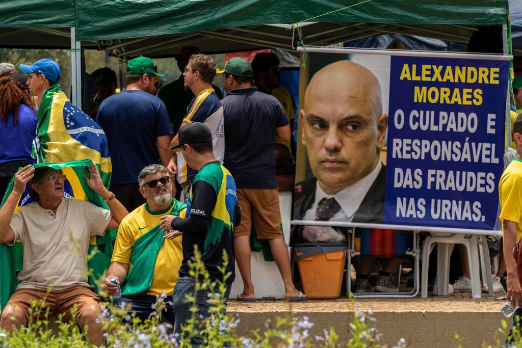 Simpatizantes del presidente de Brasil, Jair Bolsonaro, protestan en el Cuartel General del Ejército, hoy, en Brasilia (Brasil). EFE/Joédson Alves
