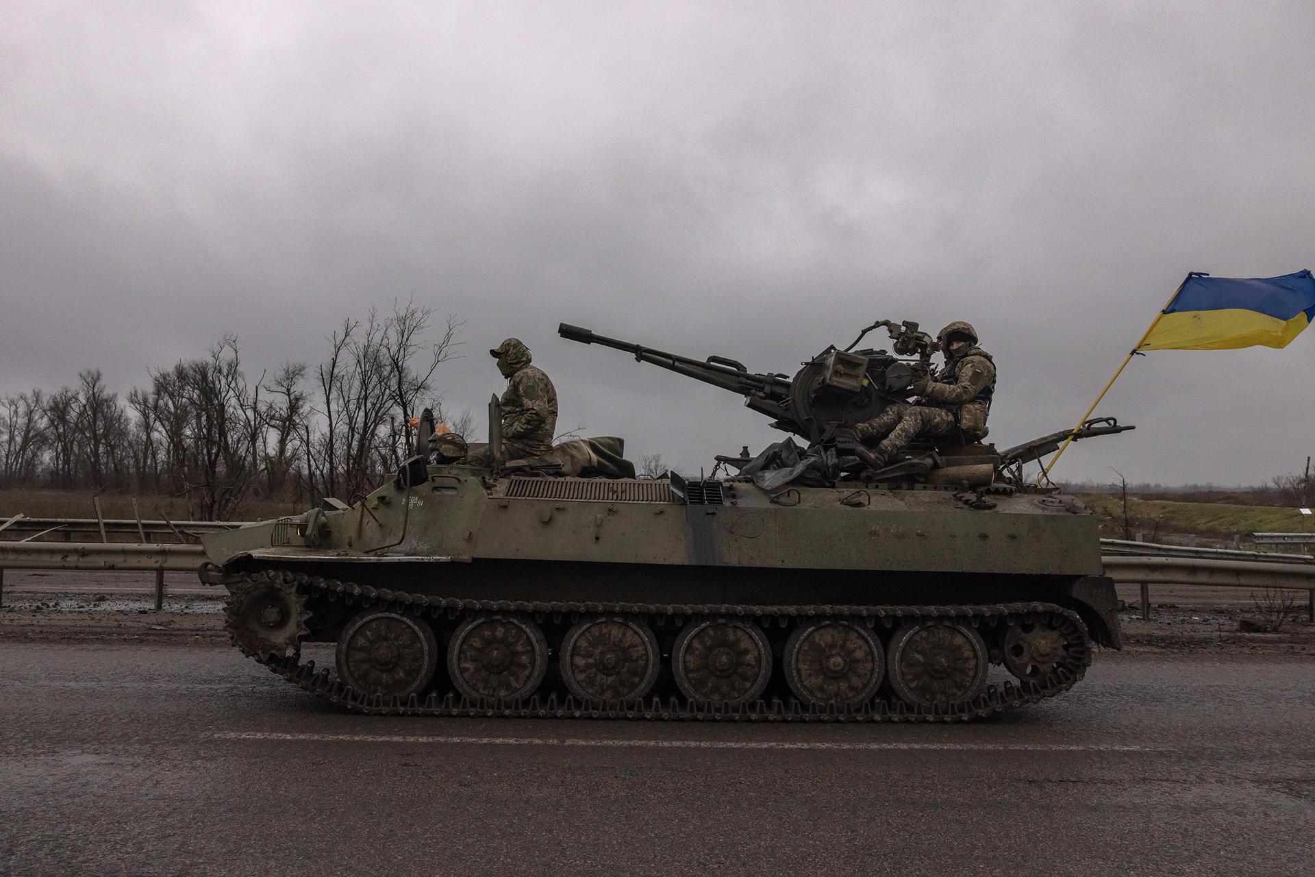 Soldados ucranianos viajan en un vehículo militar blindado en una carretera a las afueras de Jersón, al sur de Ucrania, el 29 de noviembre de 2022. EFE/EPA/ROMAN PILIPEY
