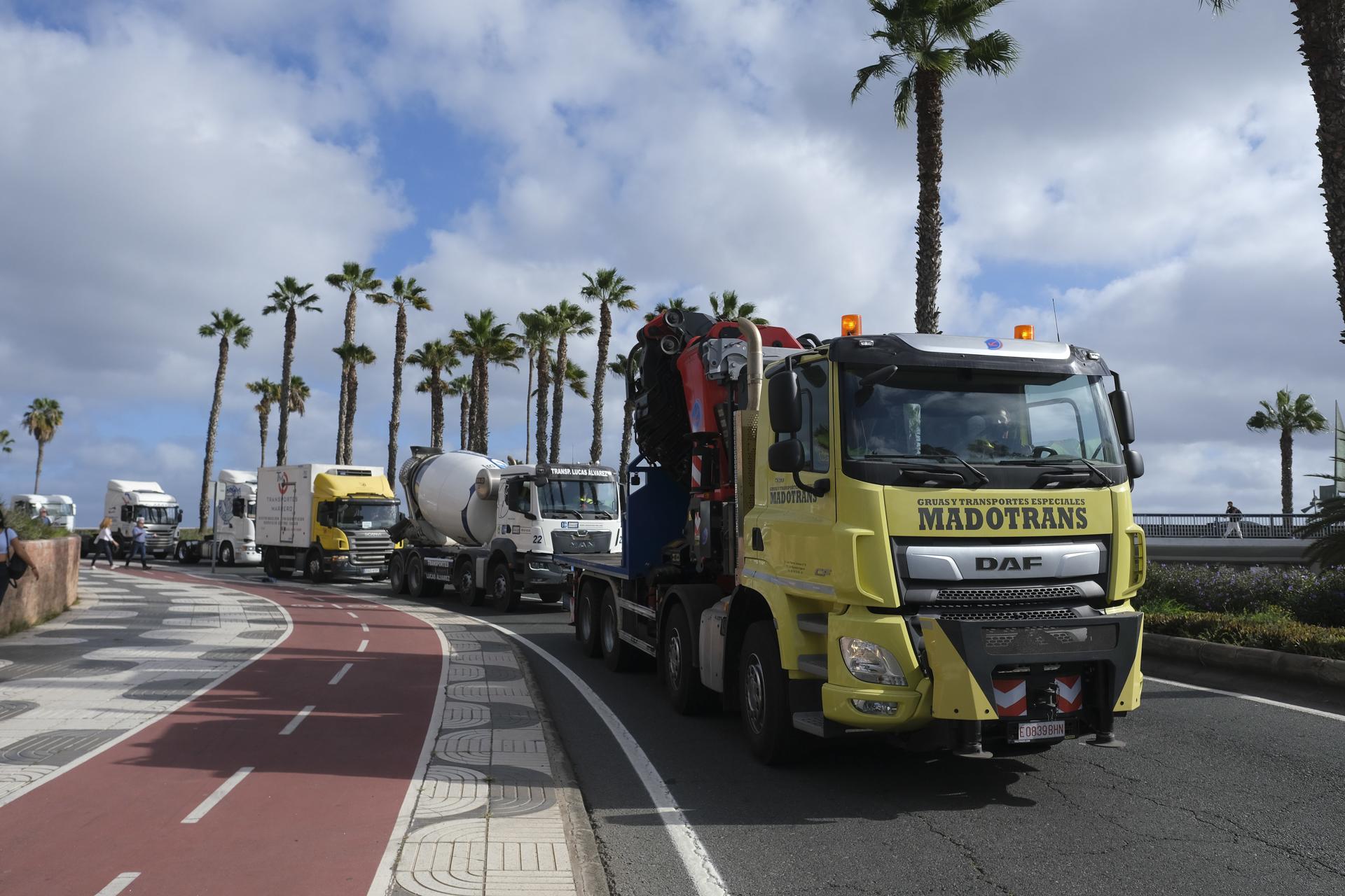 Una caravana de 50 camiones ha recorrido este lunes las calles de Las Palmas de Gran Canaria para reclamar limitaciones en el uso del tacógrafo en las islas. El sector del transporte por carretera de Gran Canaria celebra hoy una jornada de paro por este motivo. EFE/ Angel Medina G.