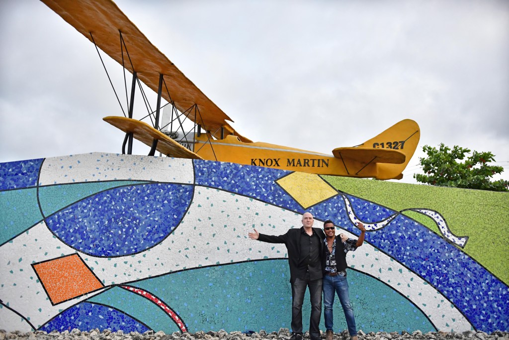El director, productor y actor Mars Callahan (i) y al actor Cuba Gooding Jr. mientras visitan un monumento al pionero de la aviación William Knox Martin, abuelo de Callahan, en un recorrido por Barranquilla (Colombia). EFE/ Gobernación del Atlántico/Esteban Rolong
