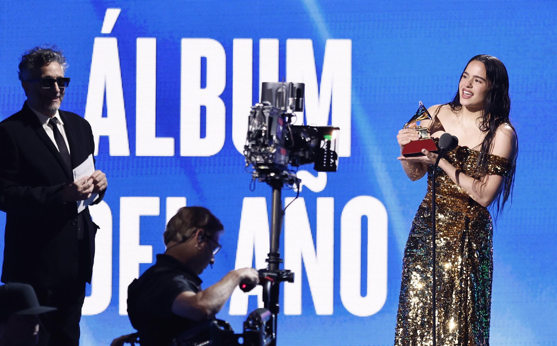 Rosalía reacciona al aceptar su premio a Álbum del Año durante la 23ª Entrega Anual de los Premios Grammy Latinos en el Michelob Ultra Arena del Mandalay Bay de Las Vegas, Nevada, EE.UU. EFE/EPA/ETIENNE LAURENT