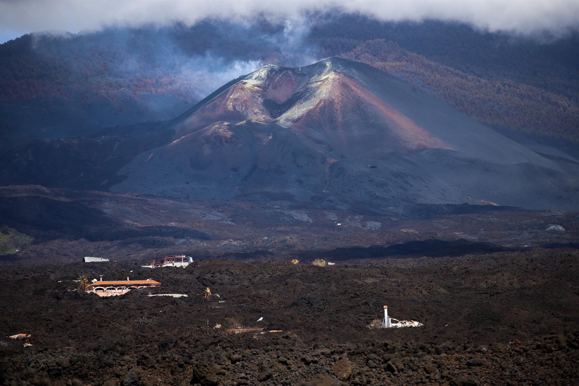 Foto del volcán Tajogaite tomada el pasado 31 de mayo, en la que se aprecian varias viviendas sepultadas por las coladas. EFE/Luis G. Morera